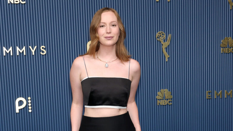 Hannah Einbinder se moque d'Ed Sheeran à propos des retombées de sa tournée à Gaza Logo