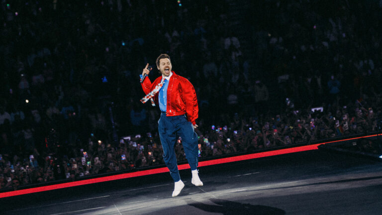 Harry Styles taquine une dernière série de dates de tournée « Together, Together » Logo