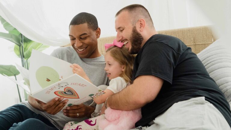 L’Équateur vient d’adopter une nouvelle loi sur l’adoption qui interdit les parents célibataires LGBTQ+ Logo