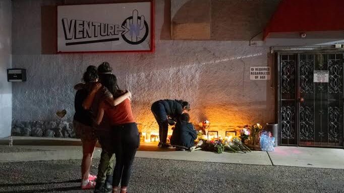 La fusillade dans un bar LGBTQ de Tucson fait 3 morts et la police enquête sur les crimes haineux Logo