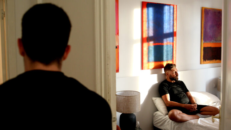 Le sexologue Marc Peridis présente sur scène le documentaire érotique « UNSHAMED » Logo