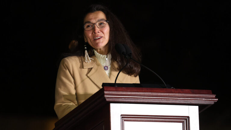 Mary Peltola nie les allégations d'insultes anti-gay après les affirmations d'anciens membres du personnel Logo