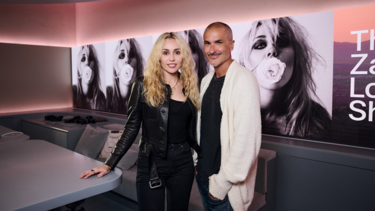 Miley Cyrus partage les conseils doux-amers de Dolly Parton qui ont changé sa vie Logo