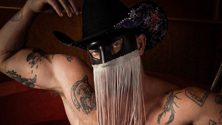 Orville Peck entre dans l'histoire en montrant tout sauf son visage pour la couverture de « Playgirl » Logo