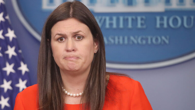 Sarah Huckabee Sanders fait face à des réactions négatives suite à une publicité scandaleuse contre les sports trans Logo