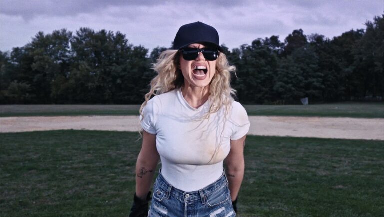 Slayyyter taquine « CRANK 2 » lors d'une tournée mondiale à guichets fermés : voici ce que nous savons Logo