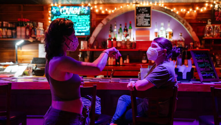 Un drame sur le mandat du masque dans un bar lesbien pourrait devenir la prochaine série digne d'une frénésie à Hollywood Logo