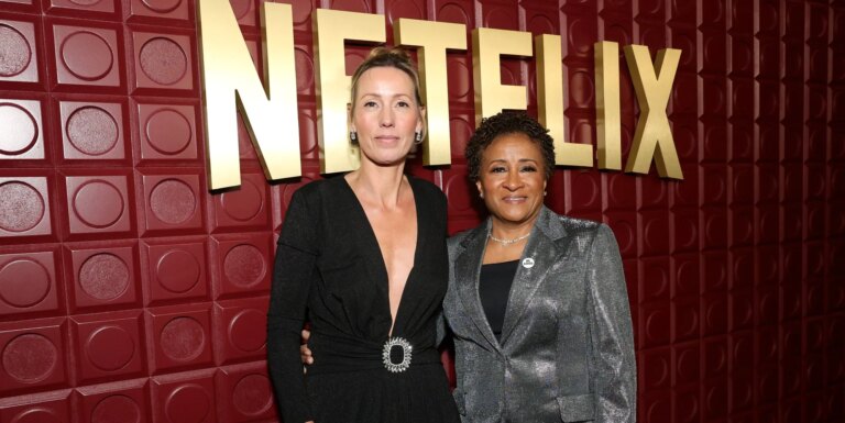 Wanda Sykes fête ses 18 ans avec sa femme Alex : « Rappelez-vous pourquoi vous vous êtes mariés » BEVERLY HILLS, CALIFORNIA - JANUARY 11: (L-R) Alex Sykes and Wanda Sykes attend Netflix