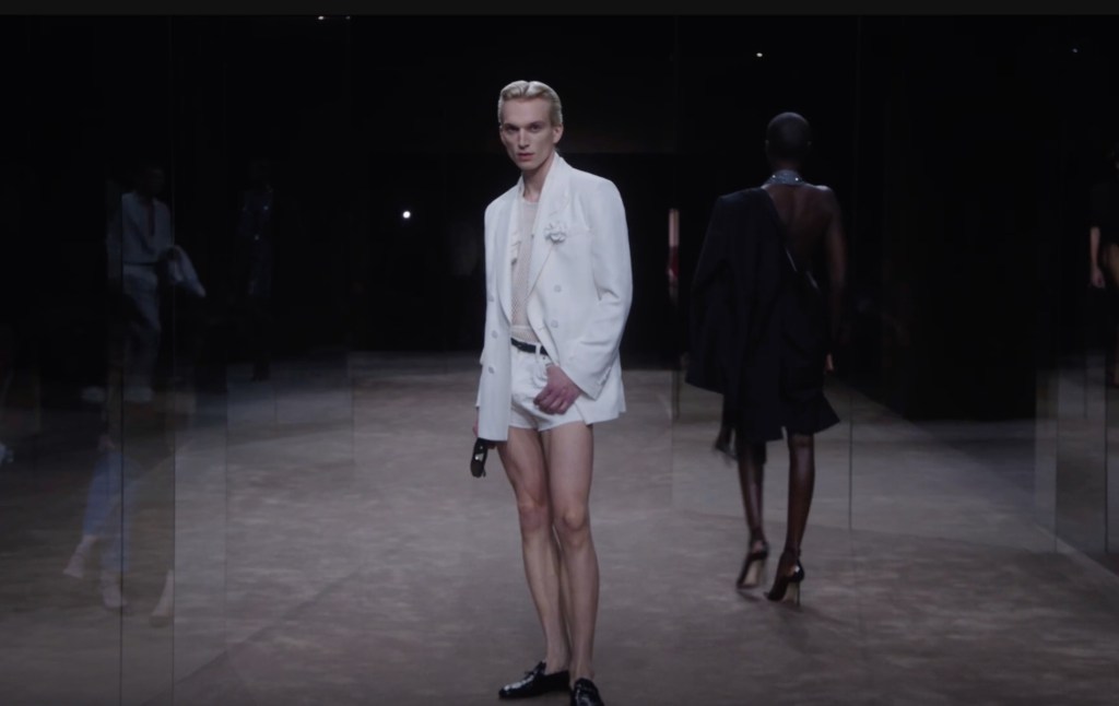Mannequin portant un costume entièrement blanc avec un petit short