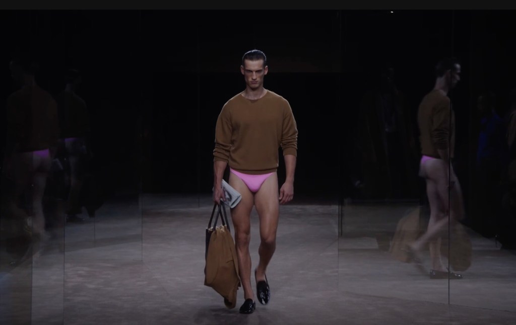 Mannequin portant des sous-vêtements roses et un pull marron de Tom Ford