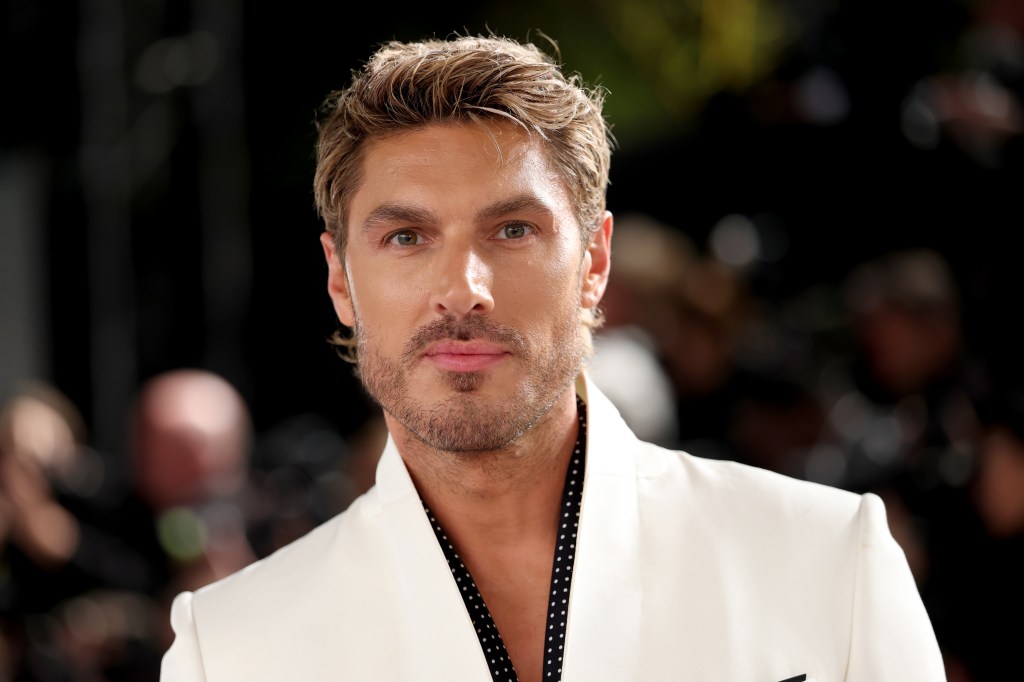 Chris Appleton assiste à la soirée des Oscars de Vanity Fair 2026 dans une chemise noire et un blazer blanc