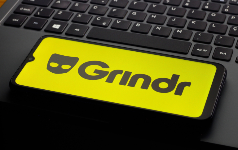Grindr se développe dans le secteur des soins de santé avec l'acquisition d'une clinique de PrEP en ligne pour 250 millions de dollars In this photo illustration, the Grindr logo is seen displayed on a smartphone screen