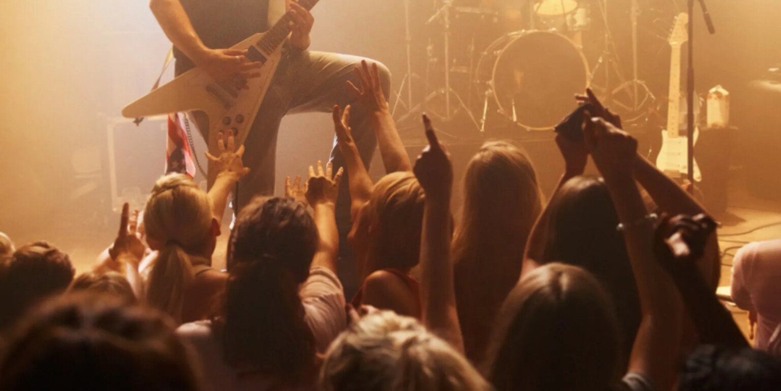 Un groupe punk de Vancouver annule son spectacle après qu'un membre trans a refusé l'accès aux toilettes pour femmes Person playing rock concert