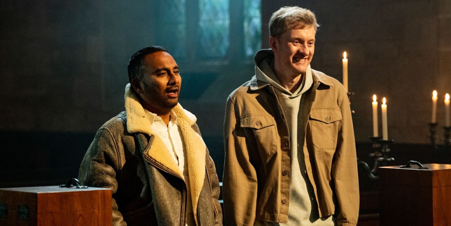 Les fans des Celebrity Traitors sont convaincus que le premier meurtre a été gâché après un « indice » Amol Rajan and James Acaster on Celebrity Traitors