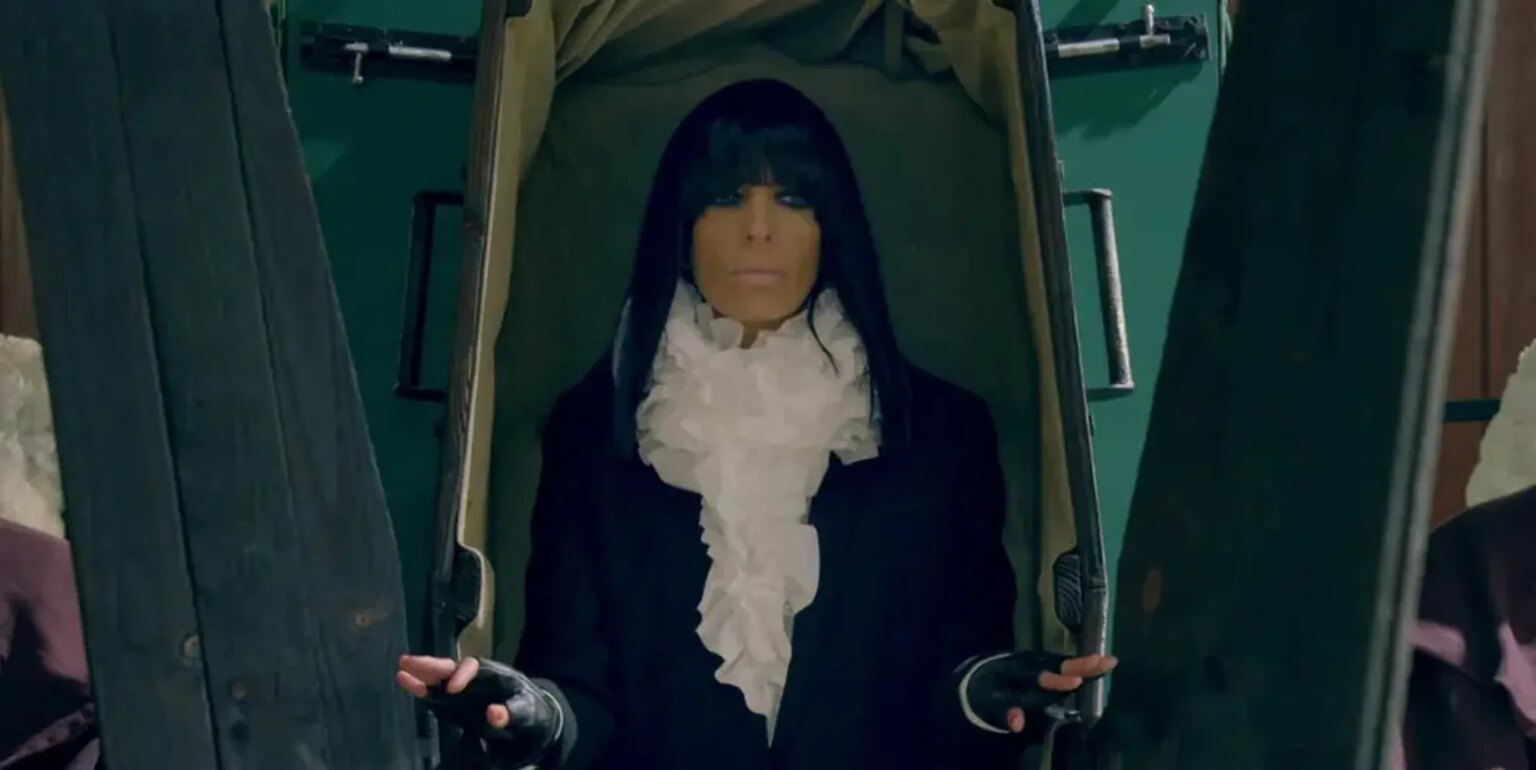 Richard E Grant semble commettre une grave erreur alors que la deuxième série de Celebrity Traitors s'ouvre avec des cercueils Claudia Winkleman in a coffin
