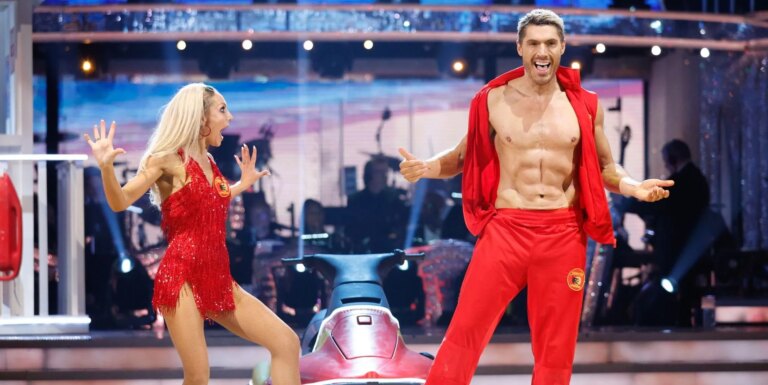Chris Appleton dit qu'il « s'est vu d'une nouvelle manière » alors qu'il est le premier à se faire couper strictement Chris Appleton and Amy Dowden dance on Strictly Come Dancing