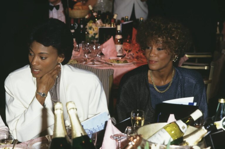 La biographie de la « première majeure » de Whitney Houston détaille la romance rocheuse de Robyn Crawford Robyn Crawford, left, and American singer Whitney Houston