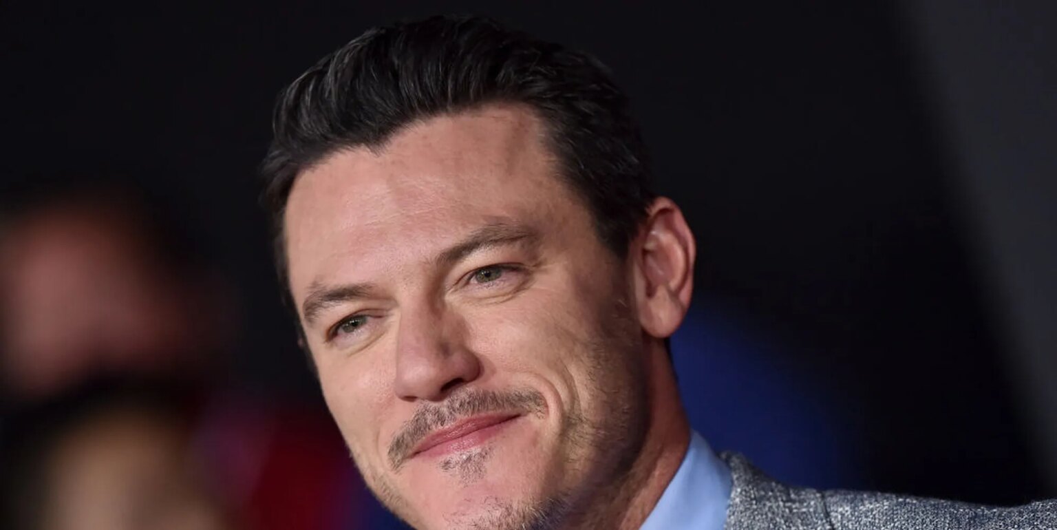 Luke Evans dit qu'il connaît « plusieurs acteurs » à Hollywood qui ont choisi de ne pas faire leur coming-out A Gaston spinoff is in the works but not with Luke Evans according to reports