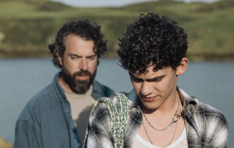 Le réalisateur de Black Church Bay sur le thriller sur l'écart d'âge et le rôle « subversif » de Joe Locke Black Church Bay still: Tom Cullen and Joe Locke by a lake