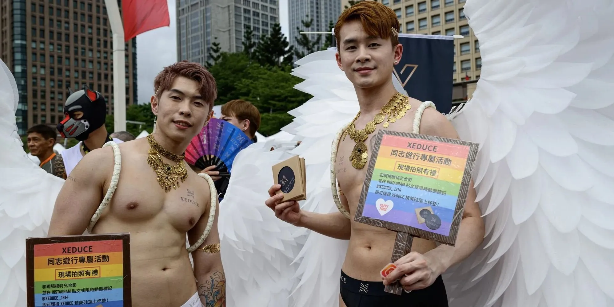 Habillés en anges, deux hommes homosexuels participent à la journée Taiwan LGBT Plus Pride au centre-ville de Taipei en 2025