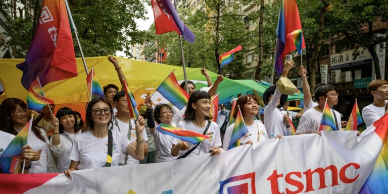 Manifestations alors que la police fait une descente dans un bar gay de Taipei pour « atteinte à la moralité publique » Taiwan LGBT+ Pride Parade in central Taipei in 2025