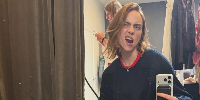Billie Eilish dévoile la couleur de cheveux la plus claire depuis des années avec un carré blond fraise Billie Eilish in a mirror selfie.