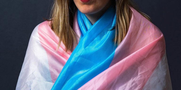 La Cour suprême de l'Oklahoma se prononce contre la modification du marqueur de sexe sur l'acte de naissance, même en cas d'erreur d'écriture Person wearing a trans Pride flag