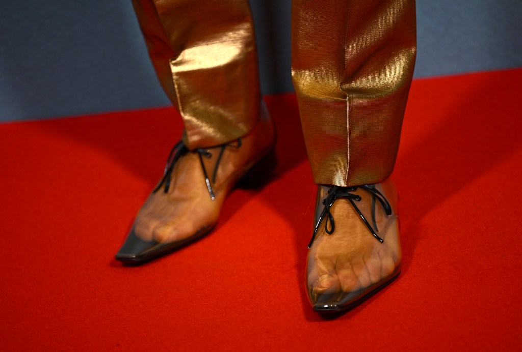 Alexander Skarsgård pieds