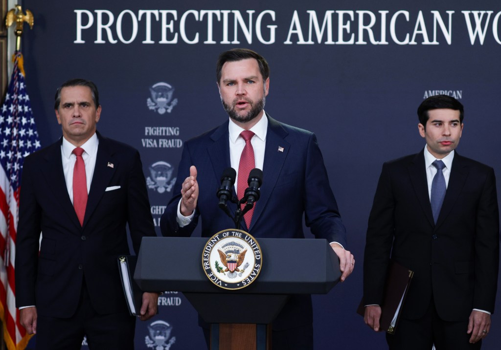 Le vice-président JD Vance (au centre) s'exprime tandis que le procureur général des États-Unis, Todd Blanche (à gauche), et le secrétaire américain au Travail, Keith Sonderling, écoutent lors d'une conférence de presse du groupe de travail sur la fraude.