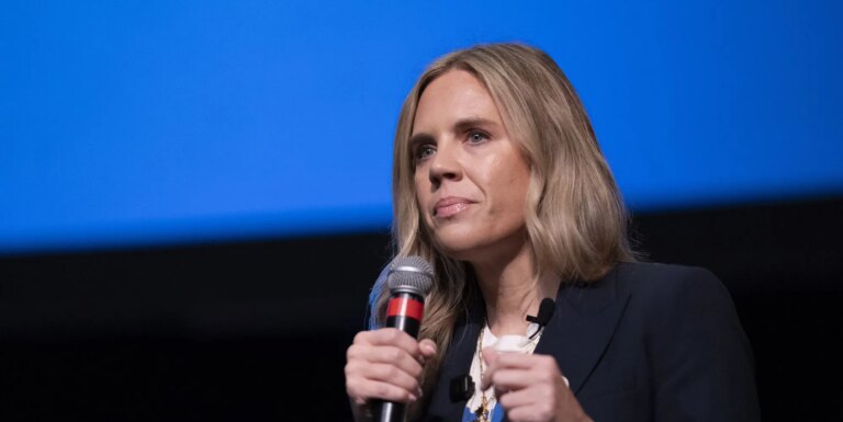 Annie Andrews répond aux insultes transphobes de Trump avec une publicité rejetant l'inclusion trans Annie Andrews répond aux insultes transphobes de Trump avec une publicité rejetant l'inclusion trans