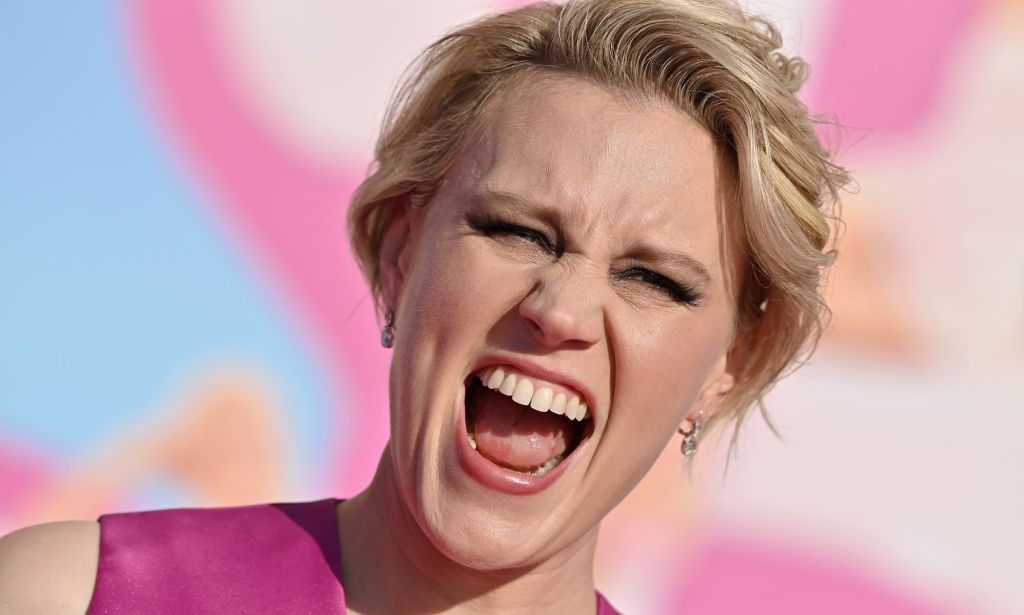Kate McKinnon, photographiée en train de crier lors d'une première de Barbie.