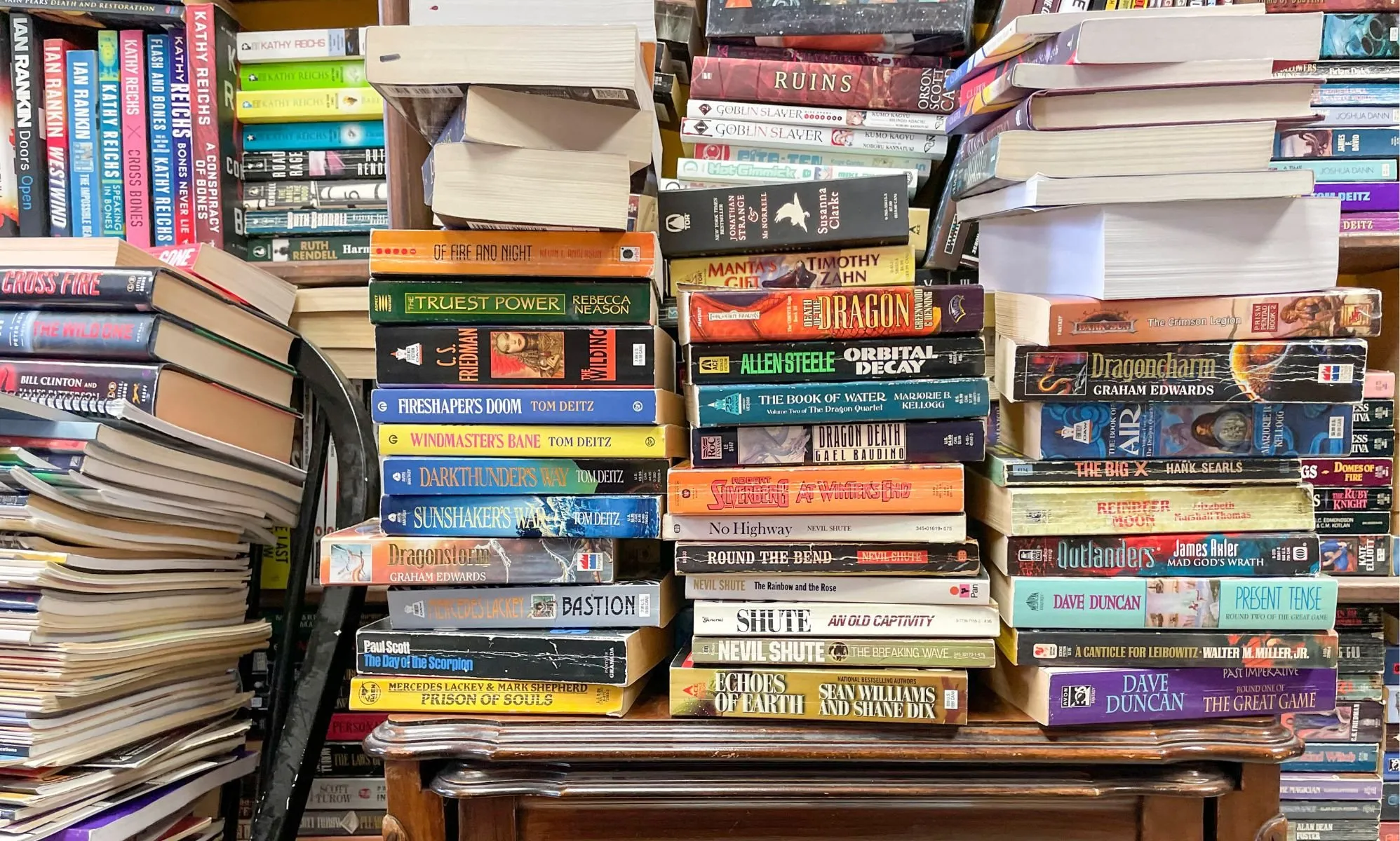 Une pile de livres.