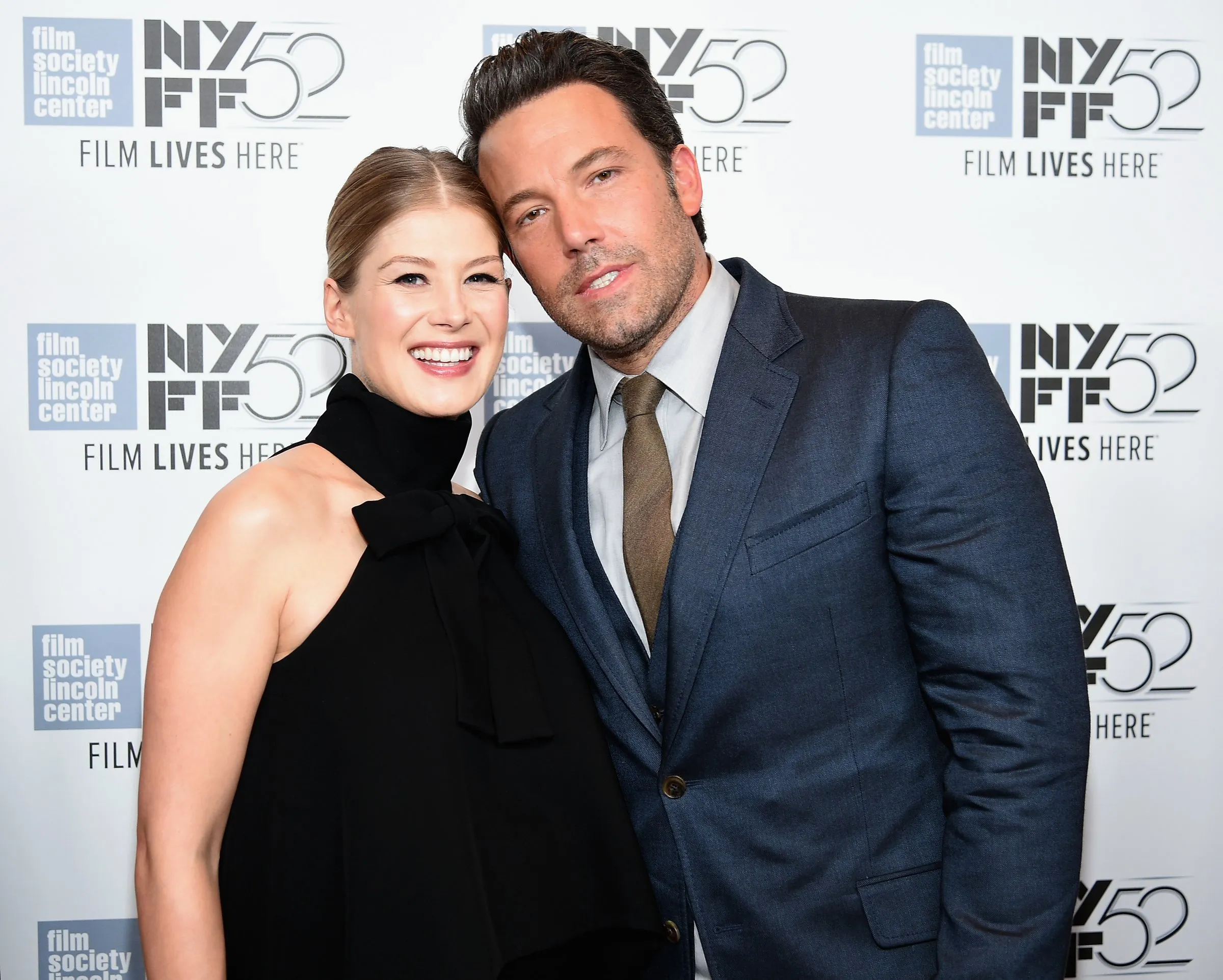 NEW YORK, NY - 26 SEPTEMBRE : les acteurs Rosamund Pike (L) et Ben Affleck assistent à la soirée d'ouverture du gala et à la première mondiale de