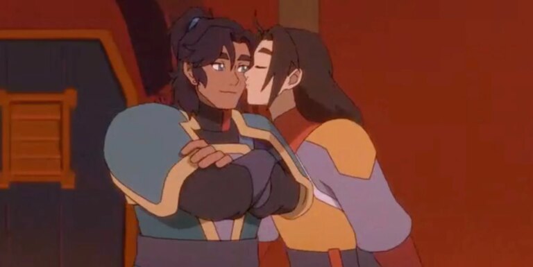 Avatar : Seven Havens présente un couple gay alors que la série obtient deux saisons supplémentaires Jae and Datu kiss on Avatar: Seven Havens