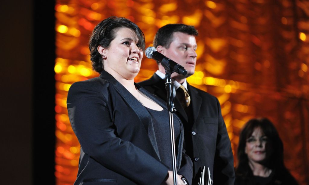 Romaine Patterson se tient près d'un micro lors des GLAAD Awards 2009.