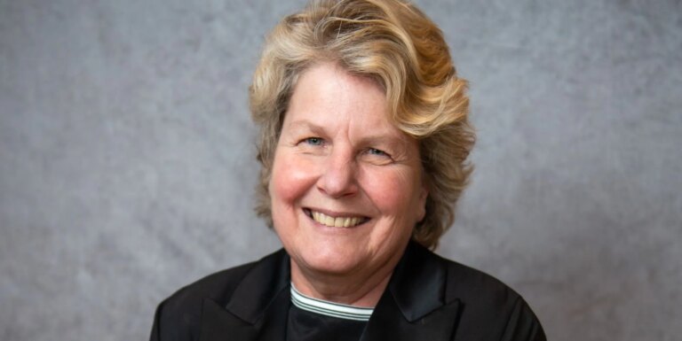 Sandi Toksvig révèle que son coming-out a forcé sa famille à se cacher : « Il y a eu des menaces de mort » Sandi Toksvig