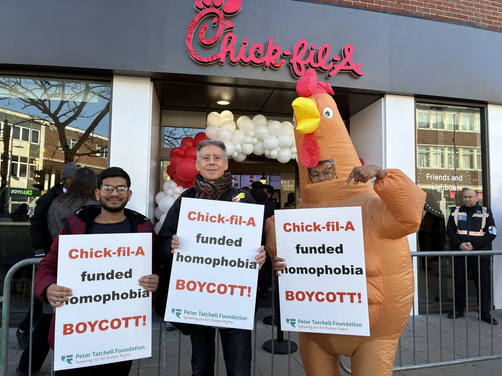 Peter Tatchell a protesté contre l'expansion de Chick-fil-A au Royaume-Uni
