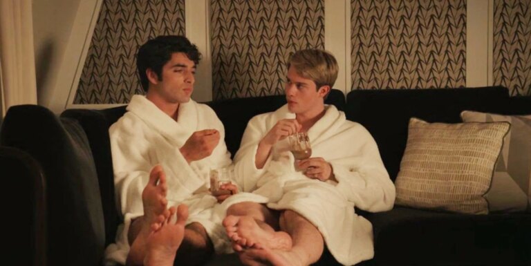 Le mariage rouge, blanc et royal obtient la note R pour « contenu sexuel et nudité » Taylor Zakhar Perez and Nicholas Galitzine in Red, White & Royal Blue