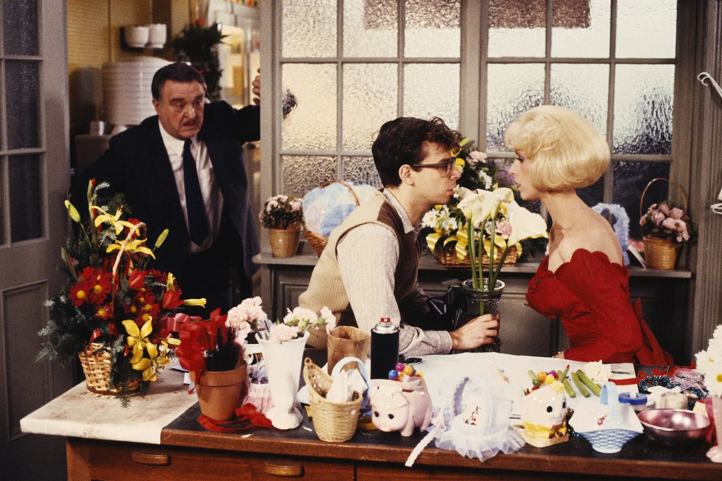 Les acteurs américains Rick Moranis et Ellen Greene sur le tournage du film Little Shop of Horrors, réalisé par Frank Oz. (Photo de Murray Close/Sygma/Sygma via Getty Images)