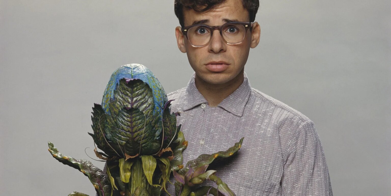 Une école du Texas annule la production de « Little Shop of Horrors » après qu'une fille ait été choisie pour incarner Seymour Canadien actor Rick Moranis with the plant Audrey II of the film Little Shop of Horrors, directed by Frank Oz and released in 1986. (Photo by Murray Close/Sygma/Sygma via Getty Images)