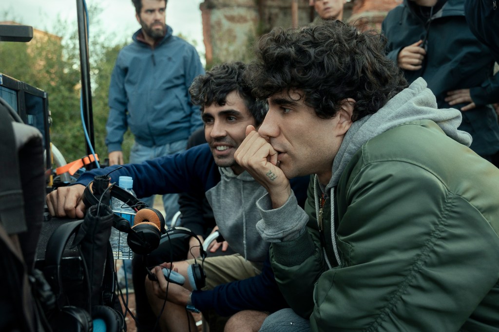 LA BOLA NÉGRA. (De gauche à droite) les réalisateurs Javier Ambrossi et Javier Calvo, connus sous le nom de Los Javis, sur le tournage de la Bola Negra.