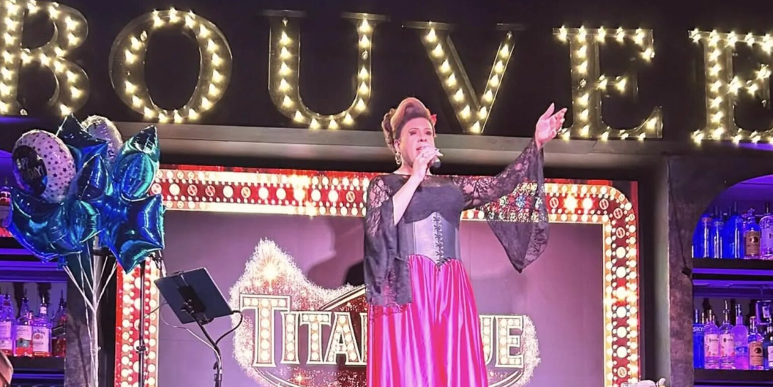 Une drag queen de Floride vend des briques d'un passage pour piétons arc-en-ciel supprimé pour aider à financer les célébrations de la fierté Une drag queen de Floride vend des briques d'un passage pour piétons arc-en-ciel supprimé pour aider à financer les célébrations de la fierté