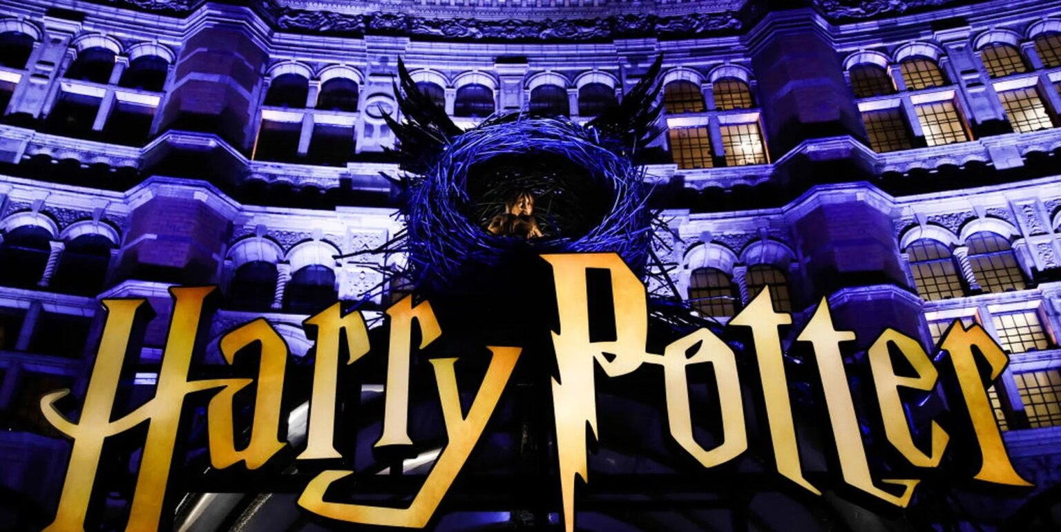 Des militants des droits des trans envahissent le tapis rouge de Harry Potter et l'enfant maudit Des militants des droits des trans envahissent le tapis rouge de Harry Potter et l'enfant maudit