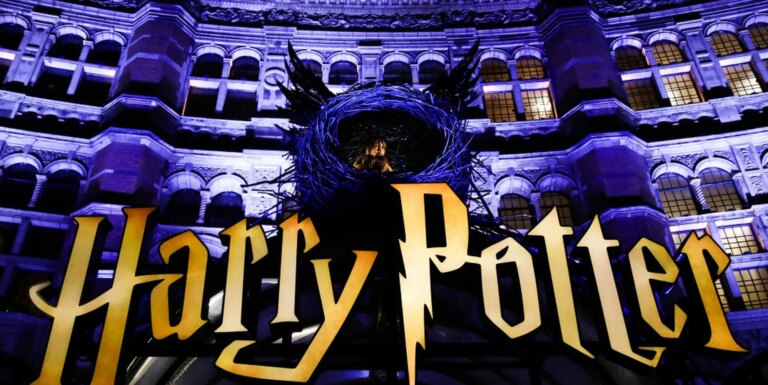 Des militants des droits des trans envahissent le tapis rouge de Harry Potter et l'enfant maudit Des militants des droits des trans envahissent le tapis rouge de Harry Potter et l'enfant maudit