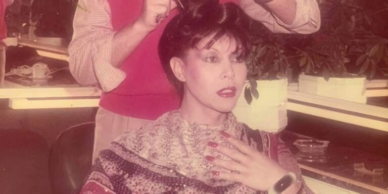 Ana Lupez, actrice transgenre pionnière et star de cabaret, est décédée à 82 ans A woman getting her hair done