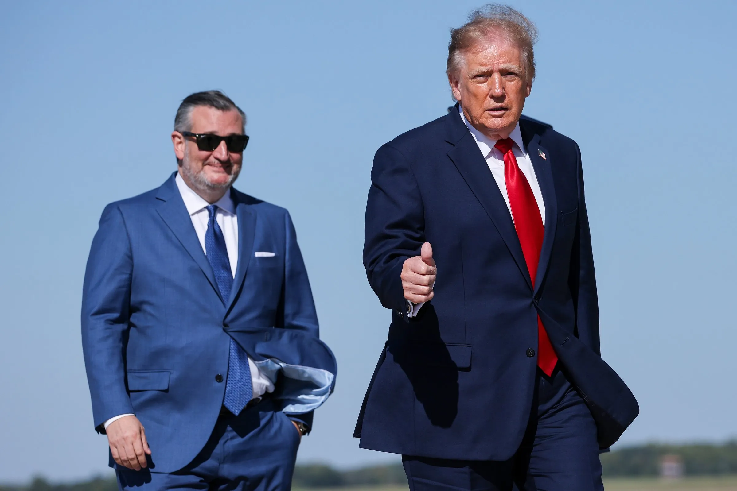 BASE COMMUNE ANDREWS, MARYLAND - 07 OCTOBRE : (LR) le sénateur américain Ted Cruz (R-TX) se rend à bord d'Air Force One avec le président américain Donald Trump le 07 octobre 2026 à la base commune Andrews, Maryland. Président