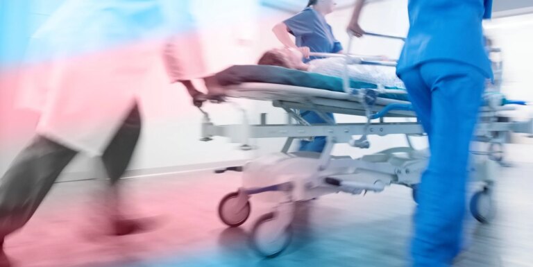 La politique de transfert du NHS England pourrait augmenter le risque de « soins de couloir », selon un rapport hospital
