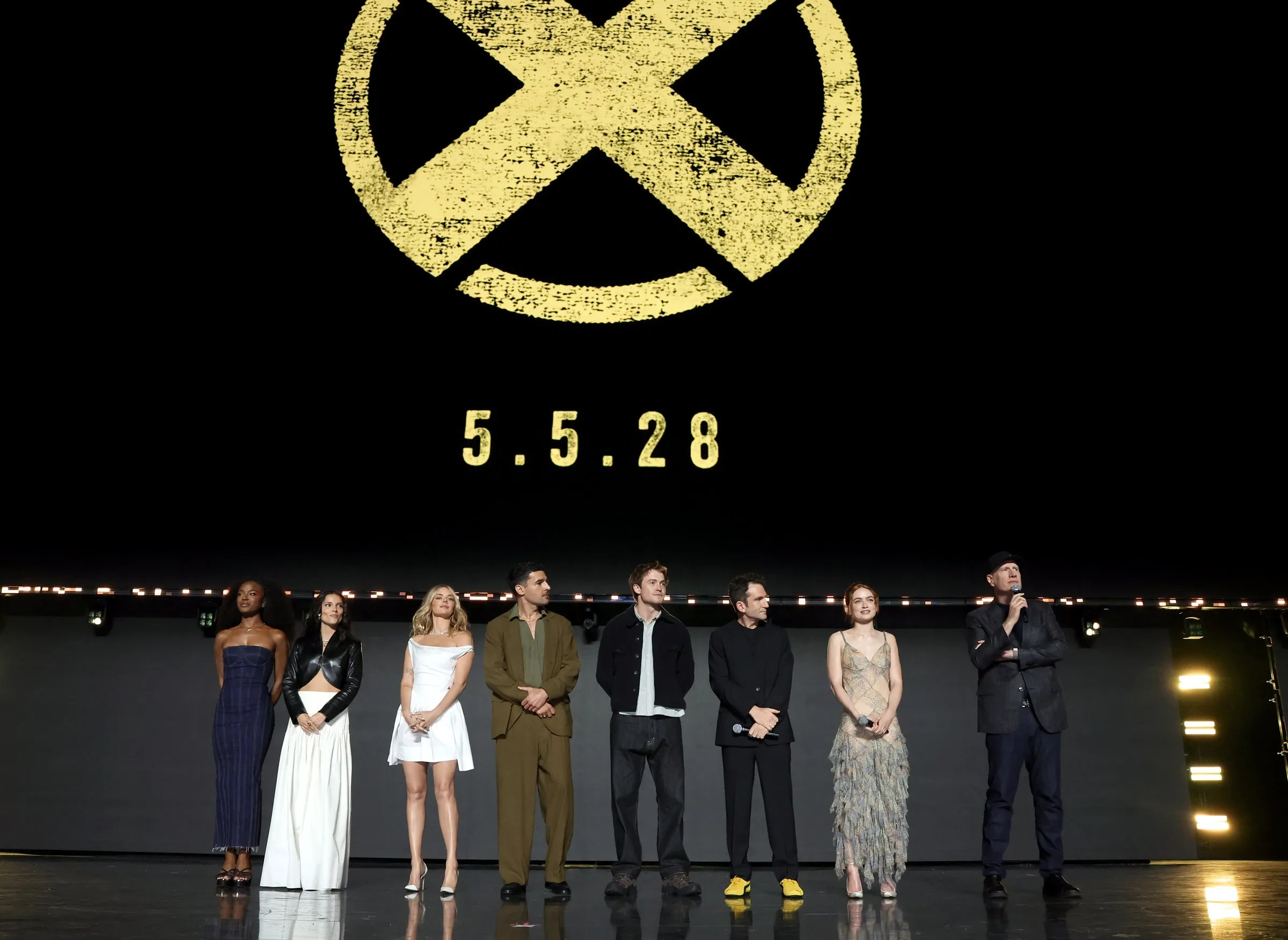 (De gauche à droite) Maya Boyd, Inde Navarrette, Samara Weaving, Christopher Abbott, Kit Connor, Jake Schreier, Sadie Sink et Kevin Feige, président de Marvel Studios, prennent la parole sur scène
