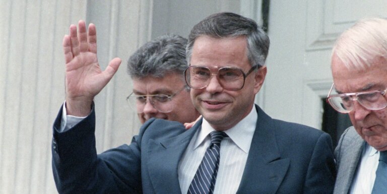 La fille du télévangéliste Jim Bakker s'excuse publiquement pour le tort qu'il a causé aux personnes LGBTQ+ (Original Caption) 9/6/1989-Charlotte, North Carolina- A smiling Jim Bakker waves to supporters as he leaves Federal Court. Bakker