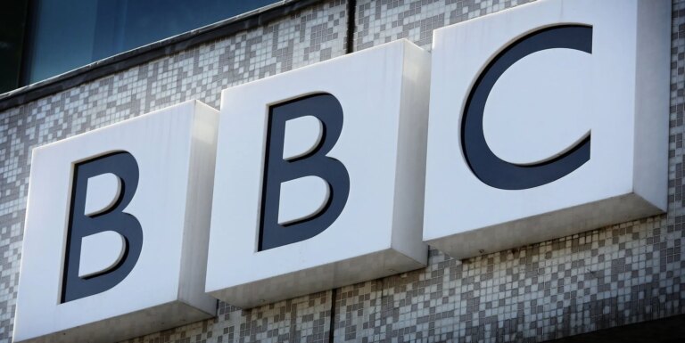 La BBC lance une émission de rencontres incluant le genre et la sexualité après la suppression d'une série queer BBC logo
